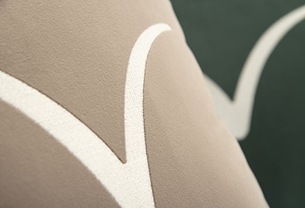 Bruns Yachtausstattung Loungemöbel Nahaufnahme Kissen mit individueller Stickerei