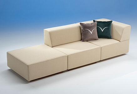 Bruns Yachtausstattung Loungemöbel modularer Chaiselongue mit 2 Kissen mit individueller Stickerei